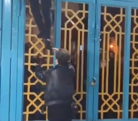 لحظه فرار دو زن از امام‌زاده که به علت نداشتن حجاب زندانی شده بودند + فیلم