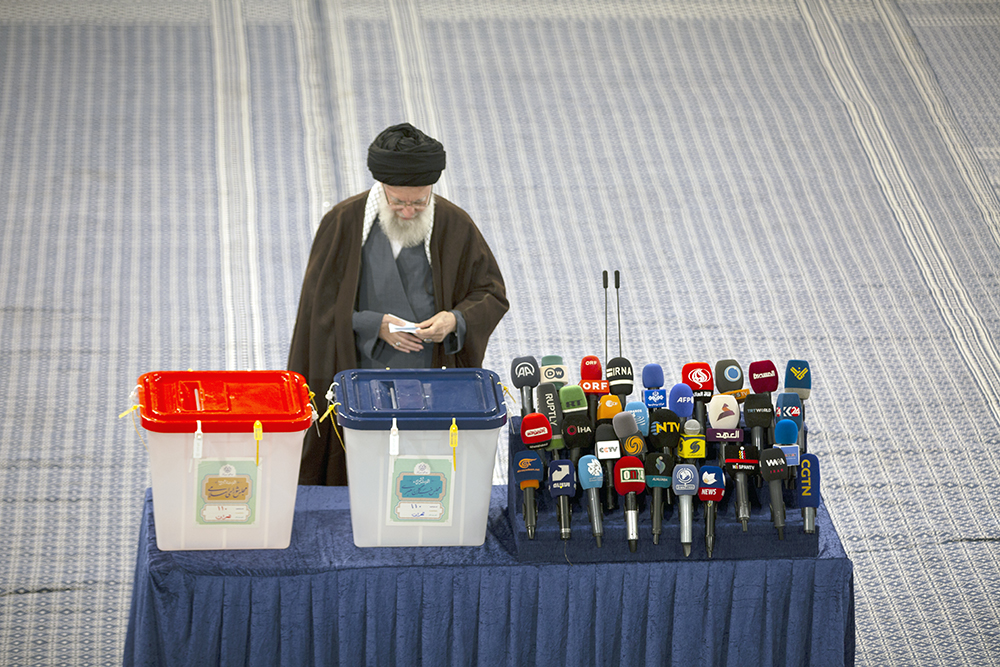 گزارش تصویری از حضور مقام معظم رهبری در پای صندوق رای - عکاسان : فاطمه ( آزاده) حلوایی و مجید قاضی پور
