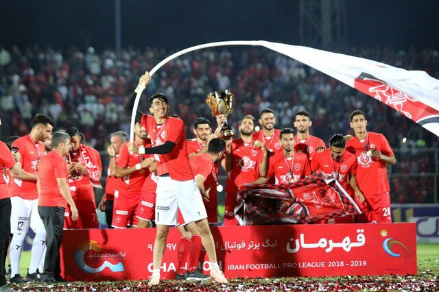 پرسپولیسی‌ها جام قهرمانی را بالای سر بردند